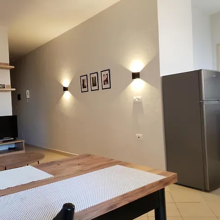 Leones Appartement *